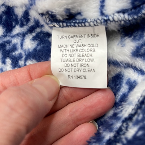 Vineyard Vines Island Tile Printed Teddy Fleece 1/2 Zip Pullover Blue Medium - Picture 3 of 8